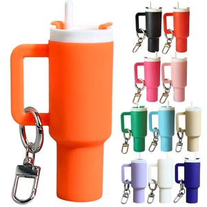 Mini porte-clés mignon en forme de gobelet, support pour baume à lèvres, pendentif pour accessoires de bouteille d'eau Stanley - Product Image 3