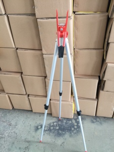 Trípode de madera para topografía con bloqueo de tornillo y liberación rápida, para teodolito y poste de prisma, fabricado en China - Product Image 3