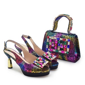 Scarpe da sposa da donna alla moda con strass, a punta aperta, con tacco alto, per feste e matrimoni, con borsa abbinata. - Product Image 5