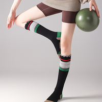 Chaussettes de yoga antidérapantes à tube moyen de haute qualité à quantité minimale de commande bas personnalisées Chaussettes de pilates à volants de compression en coton rayé