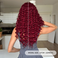 Peluca de Cabello Sintético Largo y Rizado Rojo Brillante de 22 Pulgadas con Flequillo, Fibra Resistente al Calor, Aspecto Natural Mate