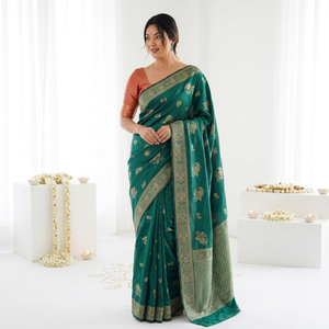 Sari en soie Banarasi vert à motifs floraux AARA Fashion, tissé avec des fils dorés, longueur au sol, vêtements traditionnels indiens pour mariage et Diwali - Product Image 1