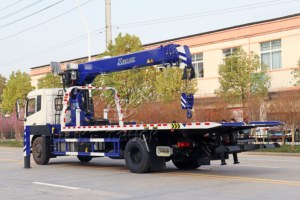 Camion de remorquage Dongfeng avec grue de 6 tonnes intégrée – Solution tout-en-un de secours routier - Product Image 3