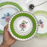 Ensembles de vaisselle de style anglais assiette de mariage de luxe blanc en porcelaine royale irrégulière 13 pouces assiettes de présentation pour mariage