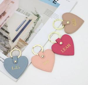 Porte-clés en forme de cœur en cuir Saffiano avec initiales de monogramme faites à la main pour femmes porte-clés de mode