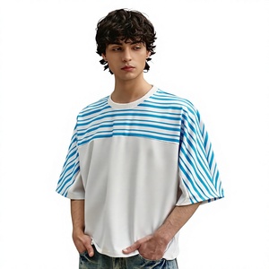 T-shirt tricoté surdimensionné pour homme à rayures et blocs de couleur, manches courtes, col rond, style décontracté, épaules tombantes, avec empiècements imprimés - Product Image 4
