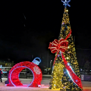 Sapin de Noël LED fin avec éclairage dense pour une décoration commerciale de Noël peu encombrante - Product Image 1