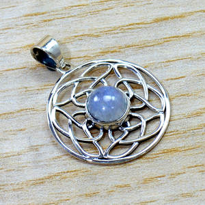 จี้มูนสโตนทรงกลมคุณภาพสูง ฝังในตัวเรือนเงินแท้ 925 ประดับด้วยมูนสโตน - Product Image 1