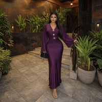 Robe de soirée longue moulante élégante pour femme, couleur unie, en satin, col en V, boutons métalliques, manches longues larges, taille plissée, coupe ajustée sexy