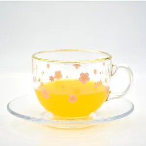 Taza de vidrio de colores, calcomanías de sakura con borde de contorno dorado y tapa de bambú y cuchara de flor de cerezo para tazas de leche de café oat