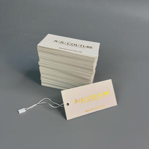 Étiquettes suspendues blanches personnalisées avec estampage à chaud doré - Étiquettes de vêtements de marque de luxe avec cordon pour les vêtements - Product Image 1
