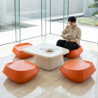Ensemble table et chaises en fibre de verre, combinaison moderne table basse et sièges, mobilier commercial sur mesure, approvisionnement en gros pour projets hôteliers et centres commerciaux