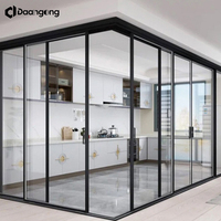 Porte coulissante en verre à 3 panneaux avec design moderne et moustiquaire en fibre de verre pour grand salon et cuisine avec accès au patio