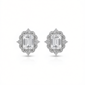 Pendientes de Diamantes con Corte Esmeralda en Oro Blanco E2610, Joyería Clásica para Mujer, Engaste de Garra en Forma de Estrella - Product Image 1