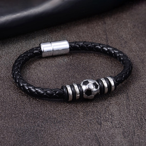 Bracciale in Pelle Nera alla Moda per Uomo e Ragazzo, Chiusura Magnetica con Charm a Forma di Pallone da Calcio, Accessorio Gioiello, Regalo per Lui - Product Image 6
