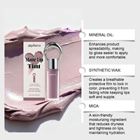 Gloss à lèvres mat violet clair, soyeux et lisse. Rouge à lèvres aérien à fini mat avec une couleur subtile et longue tenue
