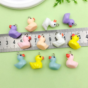 Colgante de pato de resina colorido para hacer pulseras, formas mixtas, accesorio de joyería de plástico, verano 2024, origen Yiwu SN153 - Product Image 4
