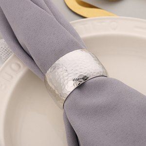 <span class=keywords><strong>Eleganti</strong></span> Anelli <span class=keywords><strong>Portatovaglioli</strong></span> Rotondi Martellati, Set Decorativo Oro e Argento per Banchetti e Matrimoni - Product Image 6
