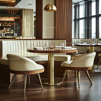 Ensemble de mobilier de café, restaurant, table ronde en bois, canapé incurvé beige et deux chaises individuelles pour les espaces de restauration