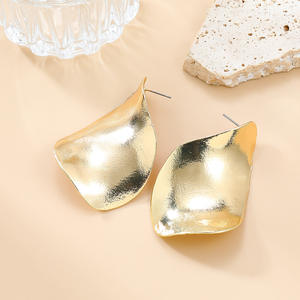 JL18853 Boucles d'oreilles en alliage de printemps Boucles d'oreilles européennes et américaines Boucles d'oreilles en métal frisées stéréoscopiques exagérées pour femmes - Product Image 5