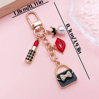 Porte-clés chic rouge à lèvres Kiss Charm pour femme, breloque de sac élégante et tendance avec lèvres en forme de cœur, anneau de sac à main