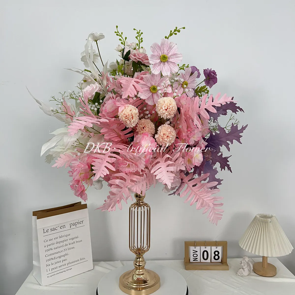 โต๊ะดอกไม้ประดิษฐ์สามสีตกแต่งกลางโต๊ะจัดงานแต่งงานปาร์ตี้พื้นหลังวันวาเลนไทน์
