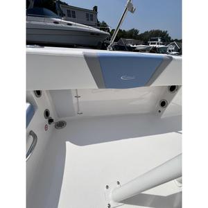Bateau de travail et de divertissement professionnel Robalo R180 2025 avec moteur F115XB, 18'4 LOA, 8 poutres en fibre de verre et acier - Product Image 2