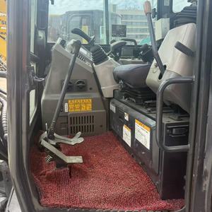 Mini-excavatrice Yangma VIO55 de 5,5 tonnes avec rotation flexible pour l'aménagement paysager et le nivellement des terrains. - Product Image 6