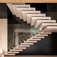 Escalier flottant moderne en bois massif avec rampe en bois, design durable et écologique pour usage intérieur : appartements, villas, halls, sous-sols