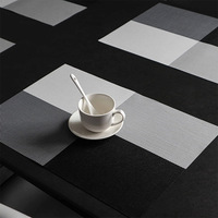 Set de Napperons Noir et Blanc à Motif Quadrillé, Coffret Cadeau Élégant pour Tables de Salle à Manger Intérieures d'Hôtels et de Maisons ; Comprend des Sous-Verres et une Nappe