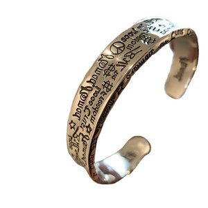 Bracciale Retrò Graffiti per Uomo e Donna, Braccialetti in Metallo con Scritte Anti-Guerra e Pace, Gioielli per Coppie e Regali di Amicizia - Product Image 6
