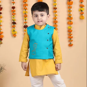 Lindo niño pequeño con traje festivo tradicional indio sentado en un taburete con fondo de decoración floral, retrato sonriente - Product Image 1