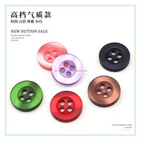 Vêtements en gros Polyester Perle Ondulation de l'Eau Bord Large Coloré Clair 4 Yeux Boutons en Résine