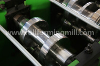 Machine de formage à froid pour la fabrication de gouttières demi-rondes portables à drainage automatique et sans soudure