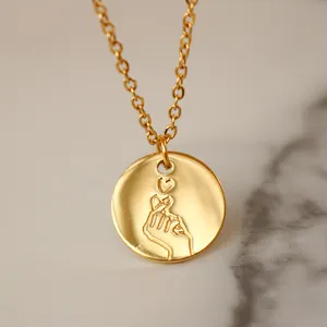 Collier personnalisé minimaliste plaqué or 18K pour femmes, bijoux en forme de cœur, bijou de geste de la main