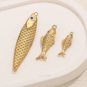 Breloques de poisson mobiles pour enfants |   Pendentifs en acier inoxydable plaqué or 18K PVD pour la fabrication de bijoux DIY |   Durable et imperméable - Product Image 4