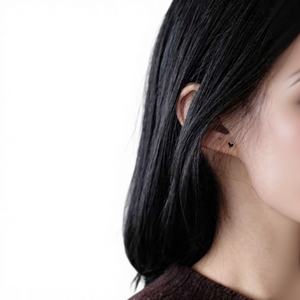 Boucles d'oreilles mini cœur GOL Dtutu en or 10K avec bord noir, accessoire tendance et mignon pour femmes et étudiantes, orné de pierre Moissanite GRS - Product Image 1