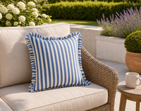 Coussin décoratif sur mesure en mousse haute densité, à rayures bleu bleuet, hydrofuge, résistant aux UV et à séchage rapide, avec volant.