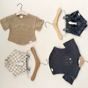 Set di Pantaloncini Organici per Ragazzi, Completo Casual per Bambini, Outfit in Cotone Personalizzato con Magliette e Pantaloncini, Abbigliamento Sostenibile per Bambini - Product Image 6