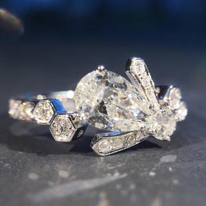 Anello di Fidanzamento Q644 per Donna in Oro Bianco con Diamante Taglio Pera Naturale Colore D e Diamanti Laterali - Product Image 1