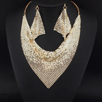Ensemble collier statement en maille métallique imprimé léopard et boucles d'oreilles pendantes longues, avec foulard triangulaire assorti, idéal pour les soirées