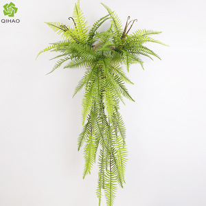 Qihao - Planta Artificial de Helecho para Colgar en la Pared, Hojas Verdes, Decoración Interior para el Hogar, Diseño de Follaje Moderno, Pieza Única de Plástico - Product Image 1