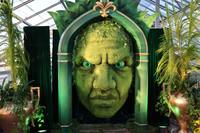 Sculpture dynamique abstraite moderne de grande envergure en fibre de verre (avec yeux laser) – Installation de buste Hulk sur mesure