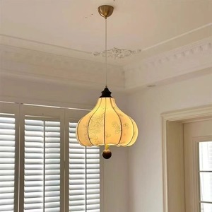 Lustre en tissu de style rétro français pour chambre à coucher, motif médiéval, lampe principale en bois massif LED pour restaurant, bar, chambre, couleur châtaigne - Product Image 1