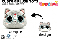 Peluche chat gris rêveur avec lunettes, yeux turquoise, bijou frontal rouge, oreilles intérieures roses, design personnalisé