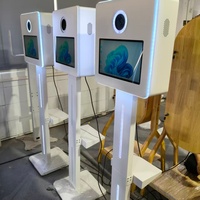 Cabina de Fotos Instantánea Portátil, Compacta y Cuadrada |   Pantalla Táctil de 15.6 Pulgadas con Ranura para Cámara SLR |   Instalación Fácil en Interiores/Exteriores