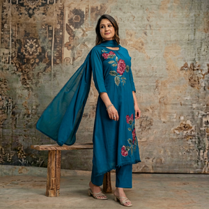 Ensemble Kurti pour femmes Twin Feet en coton Mul de qualité supérieure, brodé au point de croix, avec pantalon et dupatta - Product Image 2