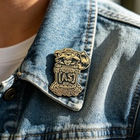Broche en émail motif raton laveur dans un poubelle, broche en métal noir et or, épinglette personnalisée avec logo pour tenue quotidienne et accessoires