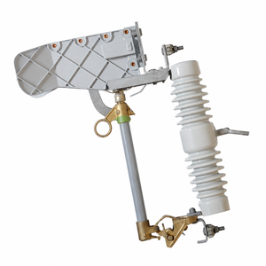 Disjoncteur porte-fusible de coupure de charge (LBFCO) pour ligne de transmission aérienne moyenne tension avec chute d'arc et protection de transformateur - Product Image 1