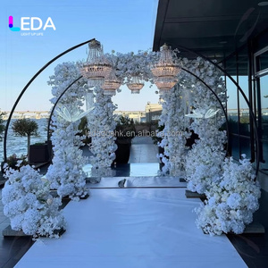 Support de lustre de mariage LEDA moderne en fer forgé avec cadre arqué, noir, robuste, pour décoration de table extérieure pour événements - Product Image 1